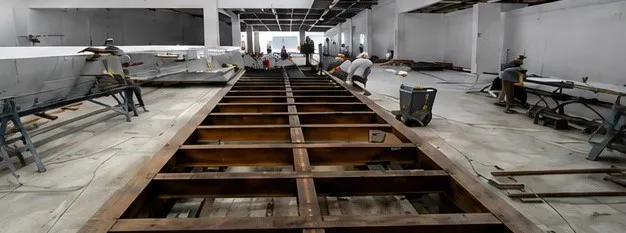 Puente Cristal de Multiplaza del Este antes de la remodelación, con la estructura de piso al descubierto