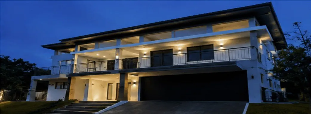 Residencia ROKA en Hacienda Espinal iluminada al atardecer, con terrazas y cochera