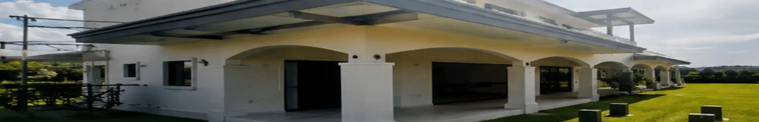 Residencia 3-20 en Hacienda Espinal con portales de arcos, amplio jardín y cercado de madera