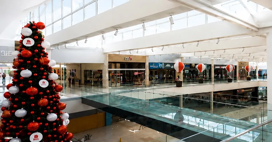 Puente Cristal de Multiplaza del Este, Curridabat, terminado y con árbol de Navidad