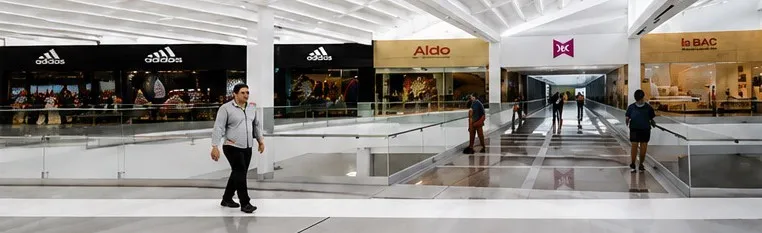 Puente Cristal de Multiplaza del Este después de la remodelación, con tiendas y visitantes